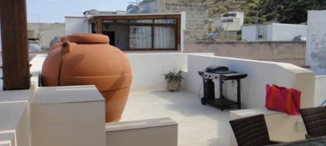Apartment with large terrace in marettimo