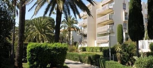 APPART T2 ST RAPHAEL SEASIDE PARK GARAGE POOL TERRACE SEA in Saint-Raphaël
