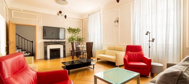 Arc de Triomphe : Home - A/C & Parking in Paris