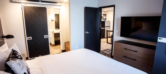 Backstage vibe- Lancaster charm -King Room w/Kitchenette & Separate Seating Area in Lititz