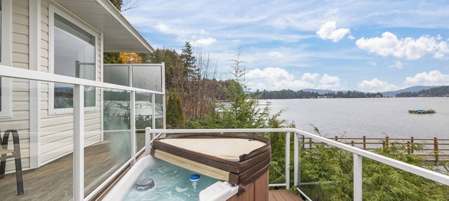 Beach Front Retreat :Private Beach and Dock Access, Hot Tub, BBQ &Free Kayaks! in Sooke