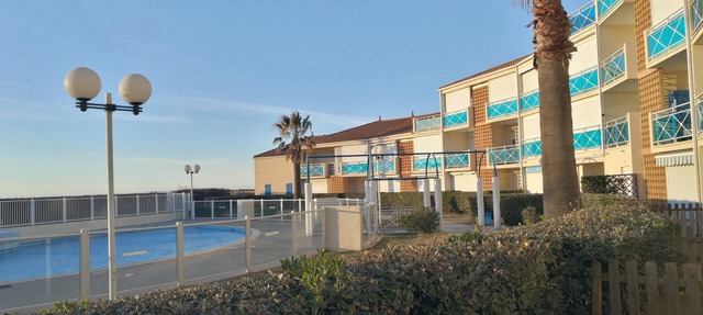 Beachfront apartment with pool, air conditioning and wifi in Frontignan