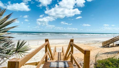 Beachfront with large deck Pool Sea Dunes Sailfish A3 in Edgewater