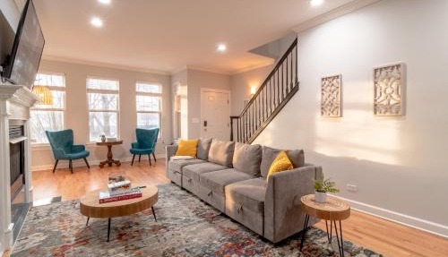 Beautiful 5br home for 14 guests with free parking in Chicago