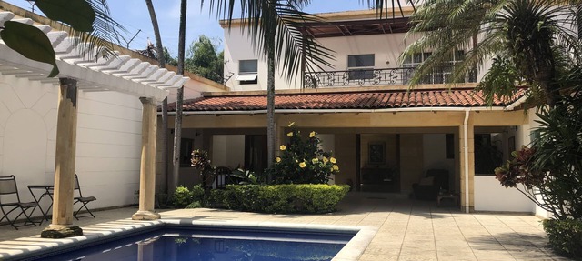 Beautiful big house, near restaurants, unicentro, jardín plaza and more. in Cali