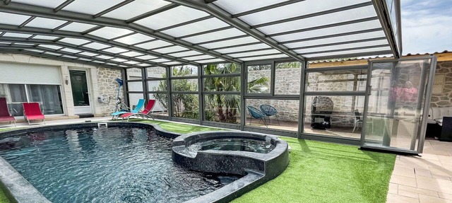 Beautiful private villa with WIFI, hot tub, A/C, private pool, TV, patio and pets allowed in Caumont-sur-durance