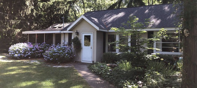 Beautiful Private Harbert Beach cottage well appointed on a quiet private lane in Harbert