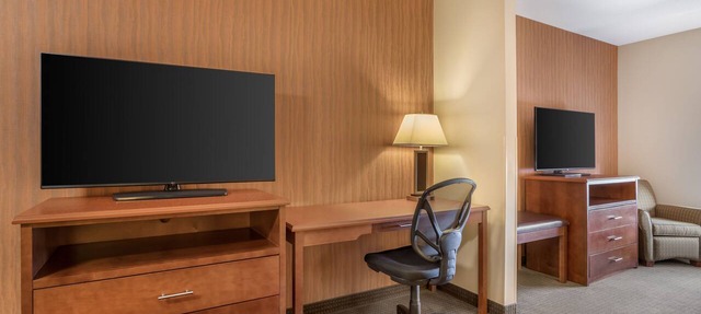 Best Western Plus Service Inn & Suites in Lethbridge