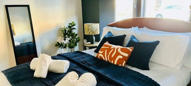 Central Gloucester: Long-Stay Base with Parking in Gloucestershire