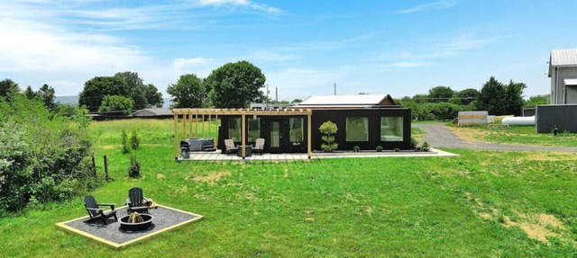 Charming Container Getaway Amidst Rural Serenity in Pine Grove