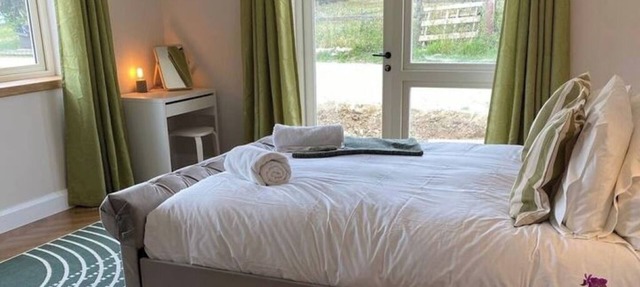 Charming ensuite room own entrance and guestlounge in Earls Barton