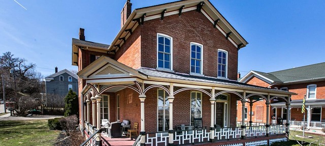 Charming Historic 4 Bedroom with Hot Tub in Dubuque