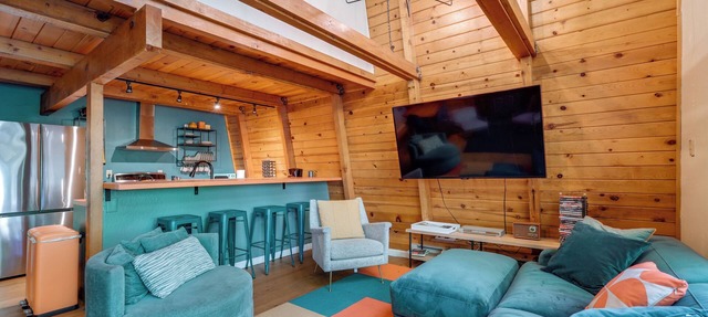 Charming Pinecrest Cabin w/Private Deck in Pinecrest