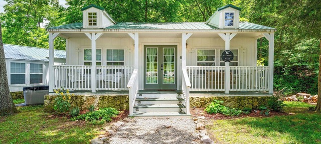 Charming Retreat | Pool Near Dogwood Canyon & Thunder Ridge in Blue Eye