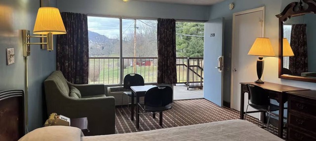Charming Room w/King Bed + Work Desk, Close to Tazewell Restaurants in Tazewell County