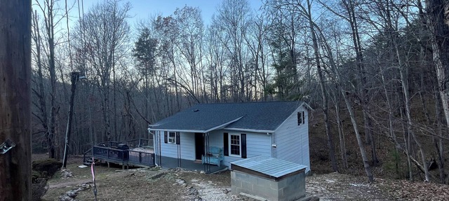 Charming & rustic 4-bedroom house minutes from Hanging Rock State Park in Danbury