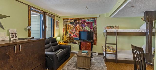 Charming Studio Suite w/Deck, BBQ & Ski Locker – Ideal for small groups! in Vernon