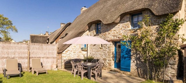 Charming Thatched Cottage in Brière Park, Cozy Fireplace, WiFi, Garden, Close to Guérande in Herbignac