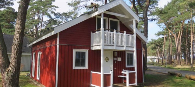 Charming vacation home Hus Utkiek 226 in Baabe. Pure relaxation in the sauna or hot tub. Seasonal beach chair for relaxing days at the beach. Insect screens for carefree summer evenings in Baabe