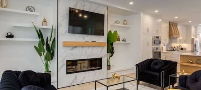 Chic Retreat 4 BR Near UofC & HWY , Free Parking in Calgary