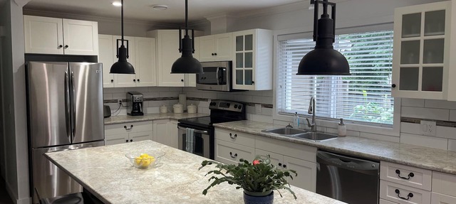 Comfortable Home in quiet family Neighbourhood with Hottub in Langley Township