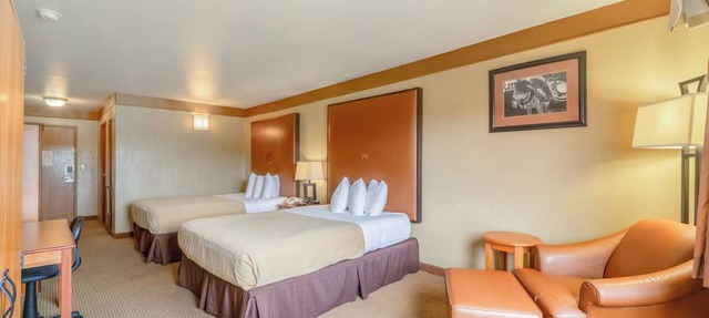 Comfortable Three Rooms w/Queen Beds Close to Local Shops in Beeville