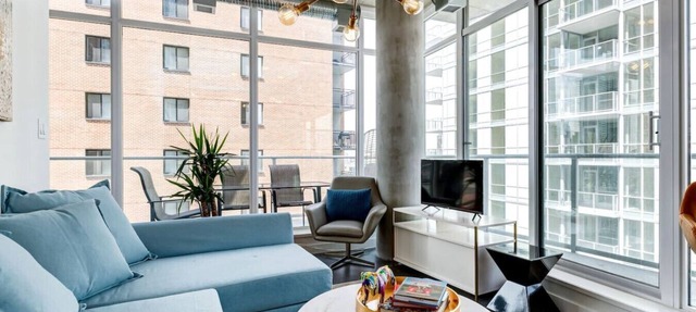 Comfy 1BR Calgary Escape w/Balcony, Sleeps 4! in Calgary