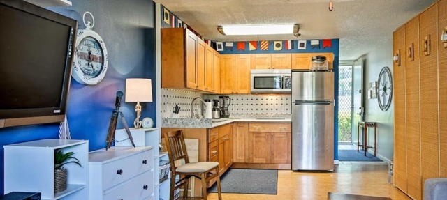 CORNER GARDEN VIEW UNIT - NO ONE ON ONE SIDE - NAUTICAL DECOR AND CUTE AS CAN BE condo in Kailua-Kona