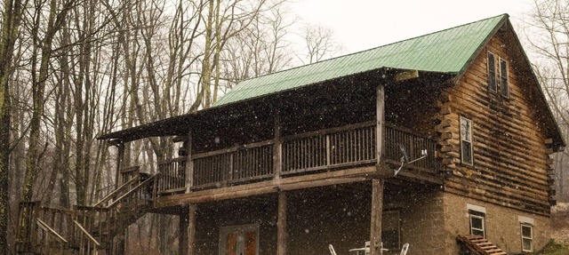 Cozy 4 Bedroom Log Cabin Getaway near Snowshoe, West Virginia With Hot Tub in Slaty Fork
