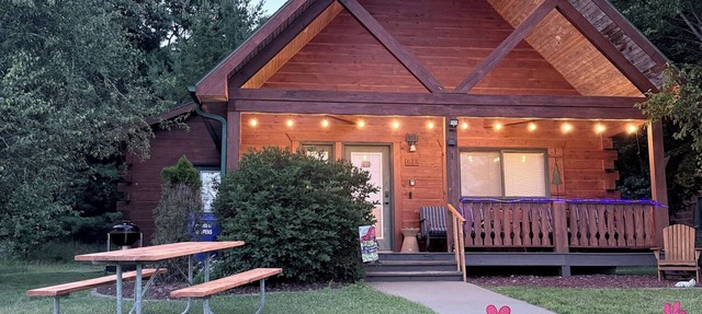 Cozy, clean,and welcoming 3-bedroom cabin next to Three Bears Resort in Warrens in Warrens