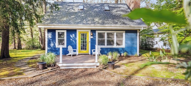 Cozy Michiana Cottage with Fire Pit, Screened Porch and Walk to Beach in Michiana