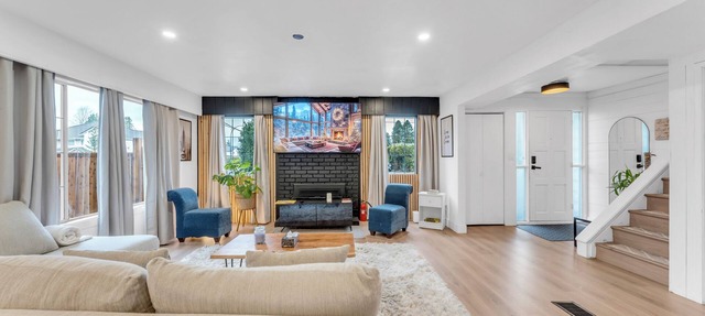 Cozy rancher with a big yard close to the mountains in Maple Ridge