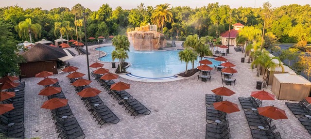 Create Lasting Memories From Day One! 3 Units with Kitchen, Outdoor Pool! in Celebration