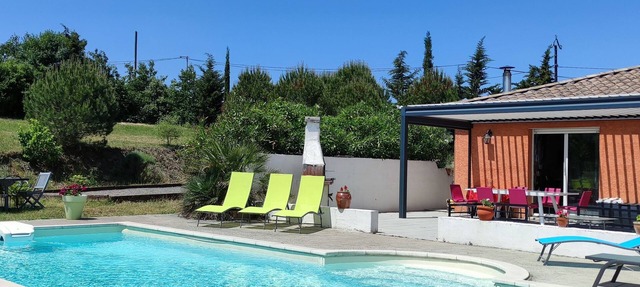 Detached house, fully fenced, swimming pool, bowling green, dogs welcome. in La Bezole
