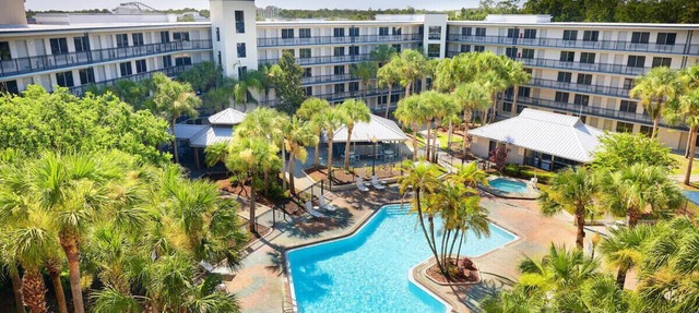 Disney! 1BR Suite w/Free Shuttle, Pool &Breakfast in Kissimmee