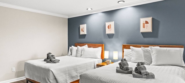 Double Queen Room Hotel- 2 Pools, Near Beach/Boardwalk, No Pets Allowed in Carolina Beach
