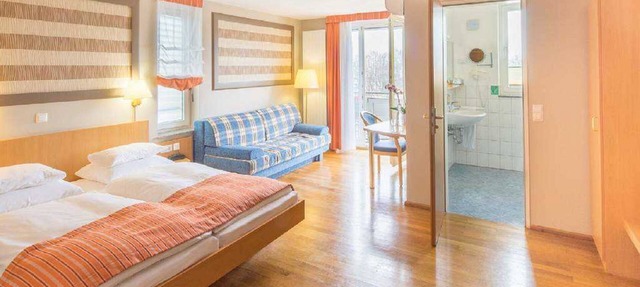 Double room with WC and shower /bath - Hotel Classic in Freiburg im Breisgau