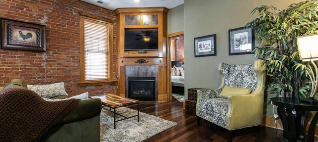 Drake House- Fleur De Lis (Private hot tub) in Dubuque