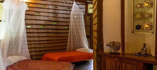 Eco-friendly structure, inspired by a Yarumo leaf, ideal for couples, families, or small groups of up to five guests. Surrounded by tropical nature. Enjoy breakfast, a natural pool, forest trails, birdlife, and peaceful cabins designes. in Restrepo