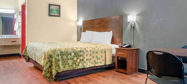 Econo Lodge Inn & Suites Forest in Forest