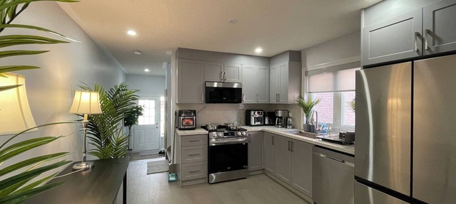 Elegant Modern Decor Whole Townhouse In Milton in Milton