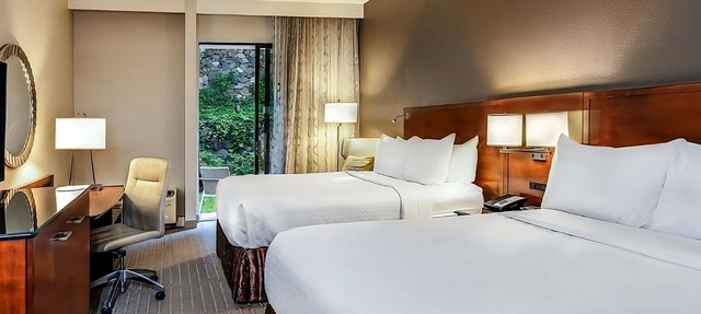 Ensuring a Very Comfortable & Memorable Stay! Pets Are Welcome, Parking, Pools! in Charlotte