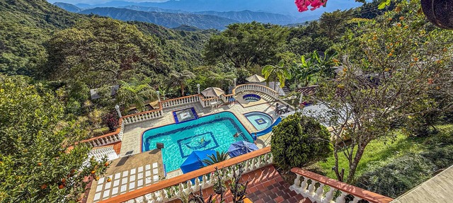 Escápate a una Finca acogedora en San Jerónimo con piscina, jacuzzi y más. in San Jerónimo