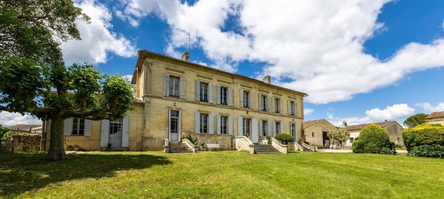 Exceptional Stay at Château Le Noble with Private Pool – In the Heart of a Historic Vineyard in Saint-Germain-du-Puch