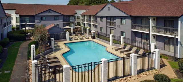 Family-friendly King Stay! Pool, & Gym Access | Pets Allowed, Free Parking! in Norcross