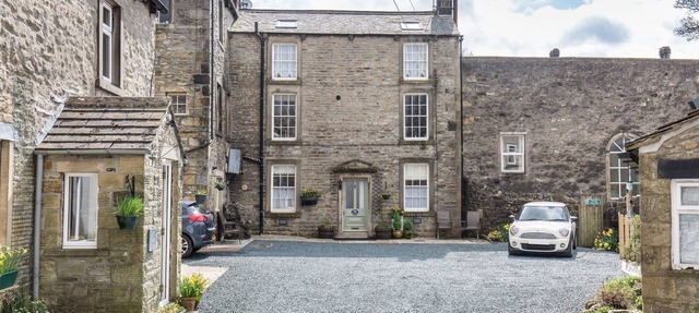 Fern House, Grassington; central yet parking & quiet, light & period elegance in Grassington North Yorkshire