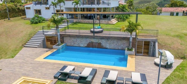 Finca San Antonio - Stunning Luxury by Lago Calima in Restrepo