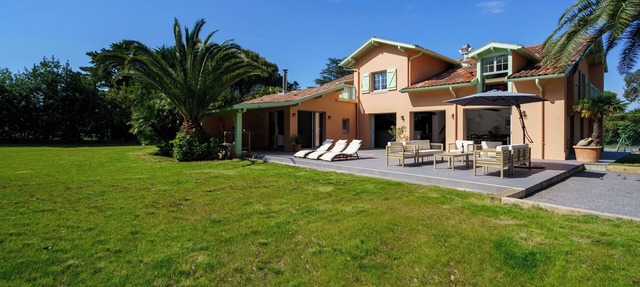 Grande Villa Familiale Rénovée, Immense Jardin & Pelote Basque, 9min de la Plage in Biarritz