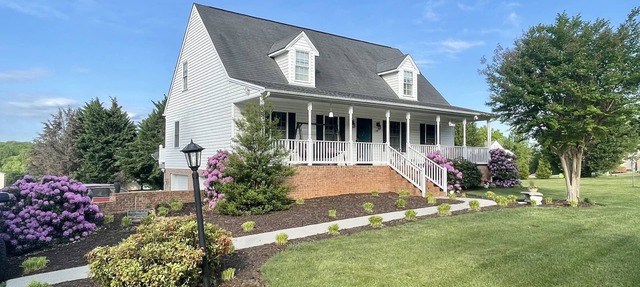 GREAT LOCATION! Private and roomy 1 bdrm, bath & den in Forest