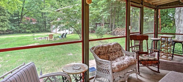 Harbert Cottage w/Fire Pit: Half Mile to Beach! in Harbert